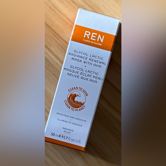REN Clean Skincare Glycol Lactic Radiance Renewal Mask - Picture 2 of 3